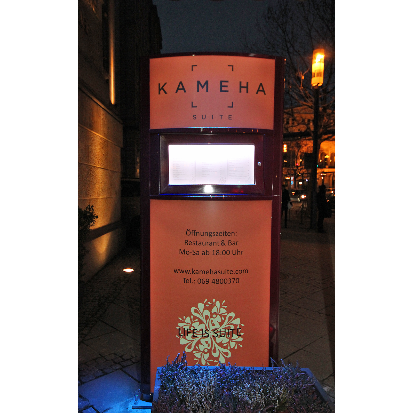 advertising pylon with integrated showcase for menus